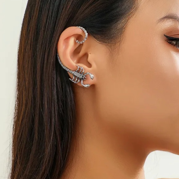3D Scorpion Ear Wrapping Earrings - Picture 3 of 5